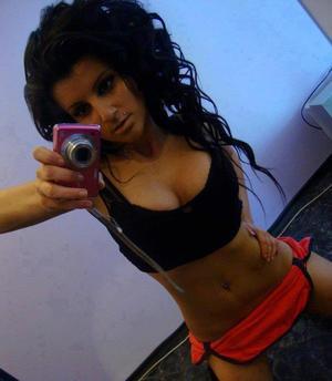 Valeria is a cheater looking for a guy like you!